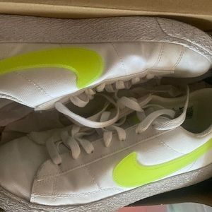 5.5 Nike low blazer